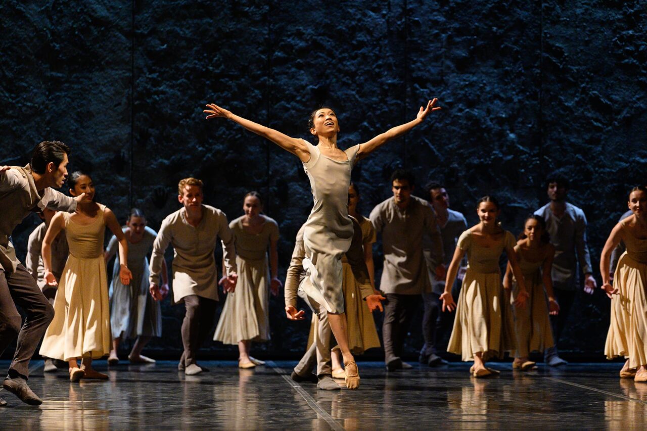 Erina Takahashi as Giselle and Artists of English National Ballet in Akram Khans Giselle