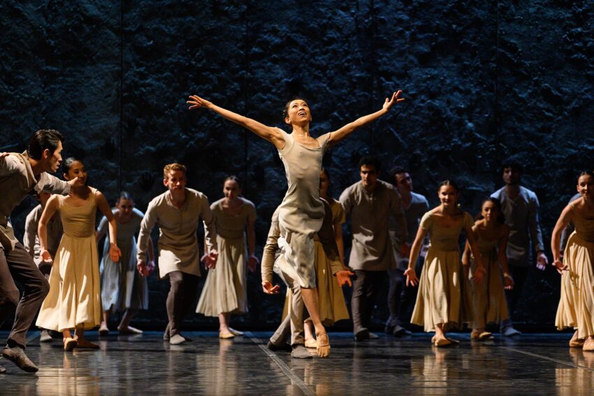 Erina Takahashi as Giselle and Artists of English National Ballet in Akram Khans Giselle